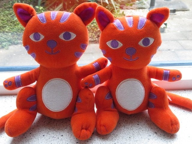 Poes kat van Hema oranje velours met paarse strepen en ogen, Oranje, Hema, Ophalen of Verzenden, Zo goed als nieuw