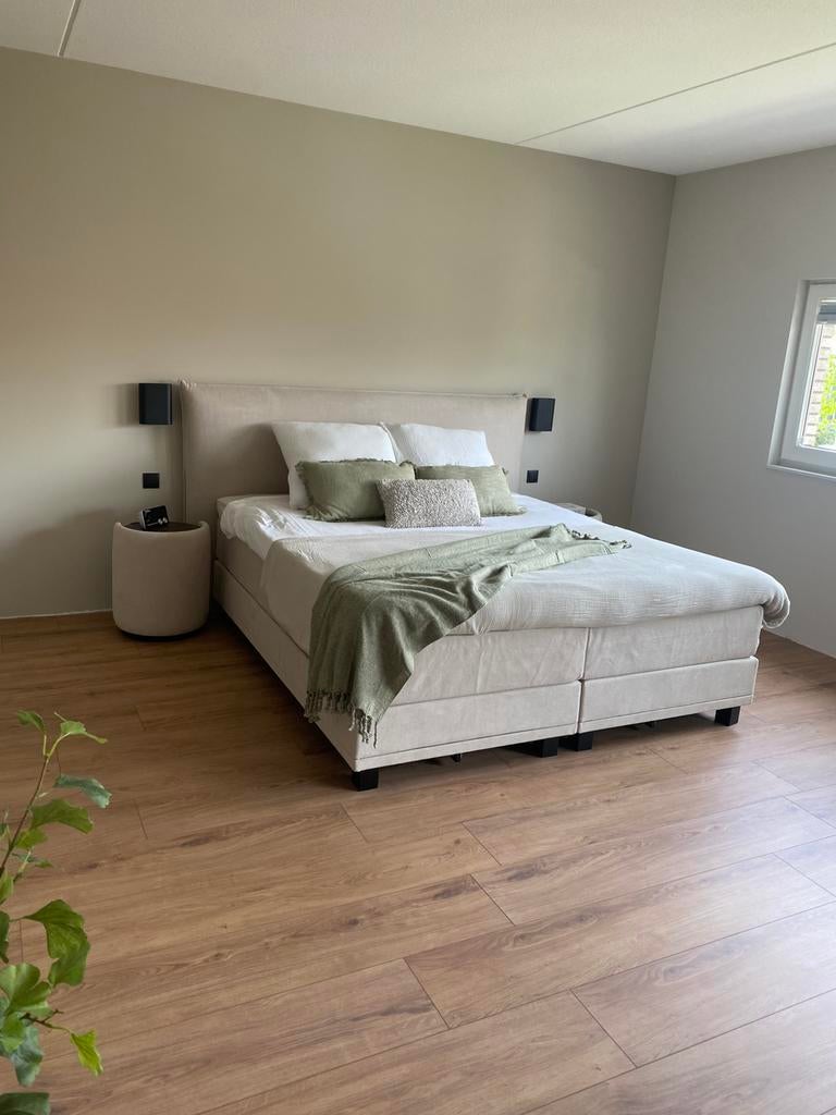 Swiss sense electr boxspring 180x200 nachtkastjes+voetenbank, Ophalen, Zo goed als nieuw, Tweepersoons, 180 cm