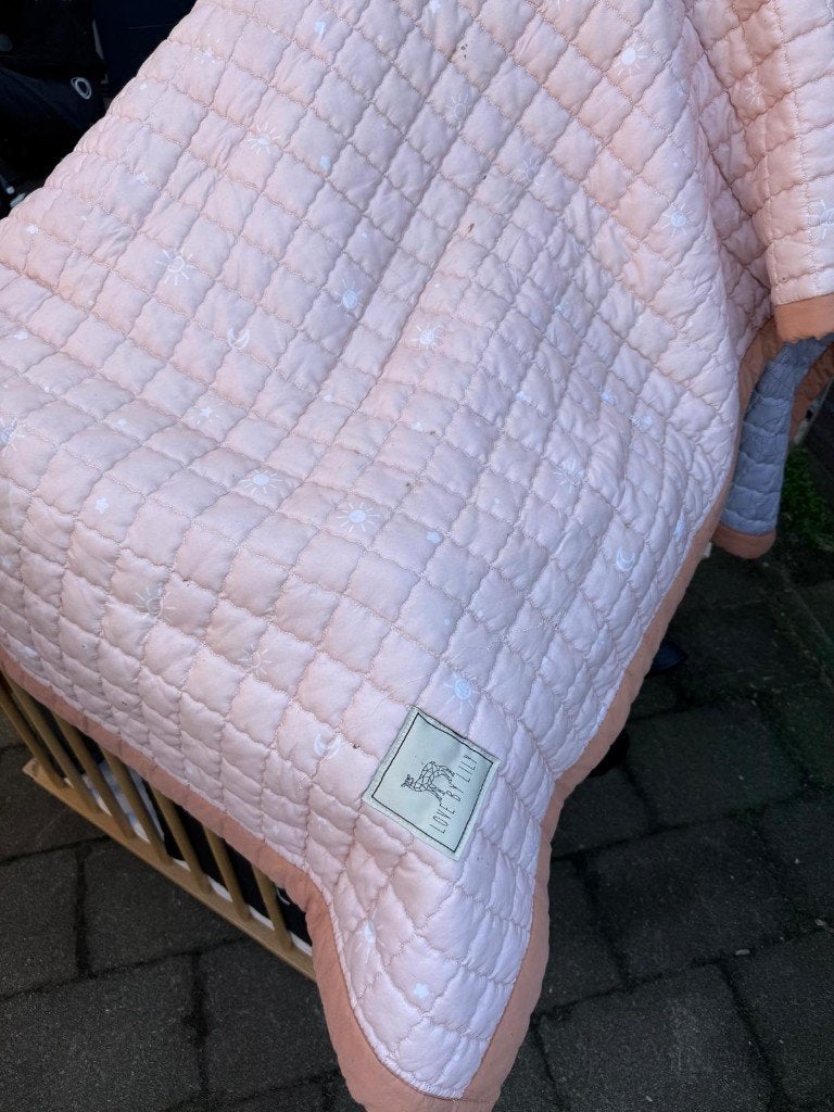Love by Lily speelkleed roze – zonnetjes en maanprint, Ophalen, Gebruikt