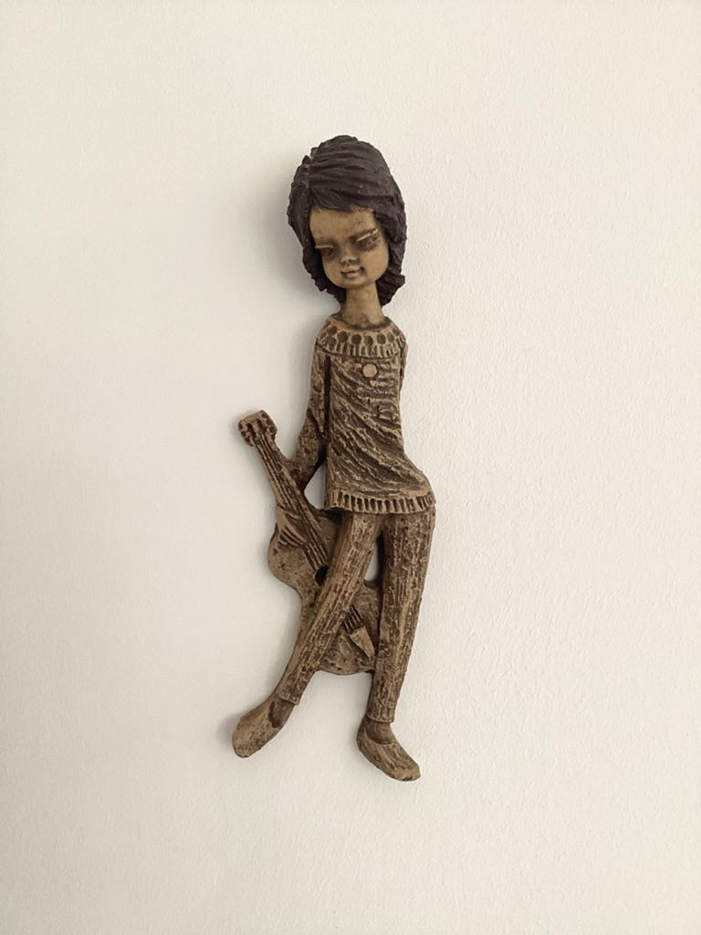 Vintage wanddecoratie van ASV meisje met gitaar, Antiek en Kunst, Kunst | Beelden en Houtsnijwerken, Ophalen of Verzenden, Handgemaakt