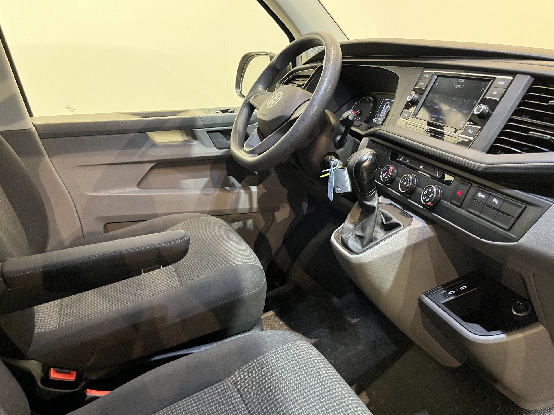 Foto 3 van Volkswagen Transporter 2.0 TDI L1H1 150 PK Automaat / Euro 6