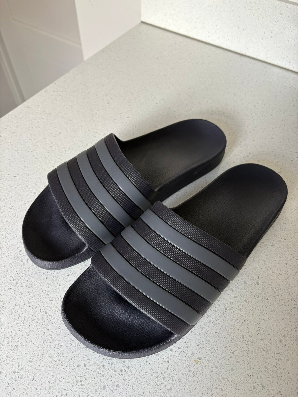 Adidas slipper, Ophalen of Verzenden, Overige maten, Zwart