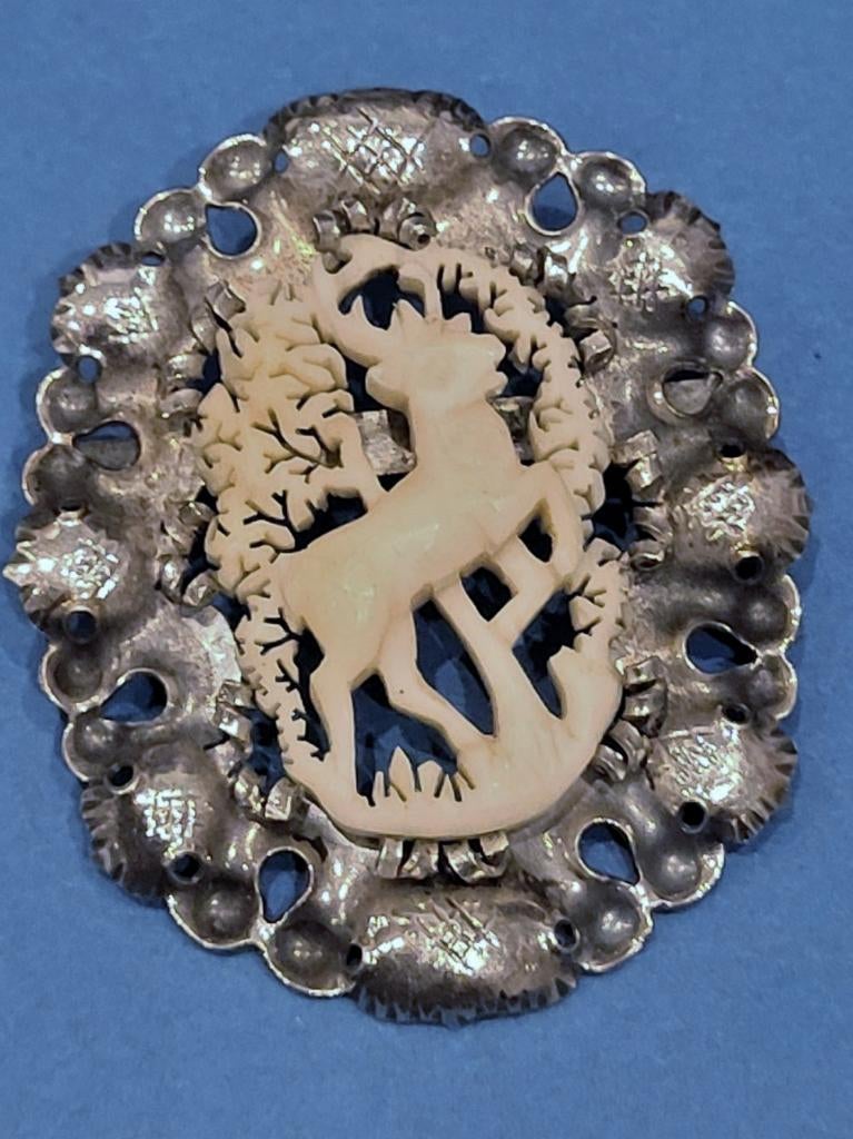 Broche van metaal met hert van been, Overige materialen, 4 tot 7 cm, Gebruikt, Ophalen of Verzenden