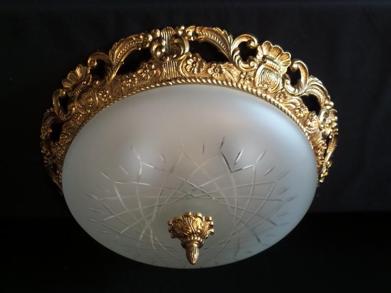 Plafonniére met matte facet glas kap en messingrand en rozet, Antiek en Kunst, Antiek | Lampen, Ophalen of Verzenden