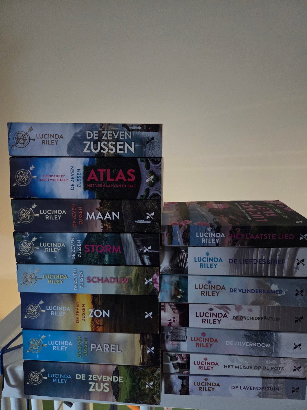 15x boeken - Lucinda Riley oa De Zeven Zussen reeks, Ophalen of Verzenden, Zo goed als nieuw