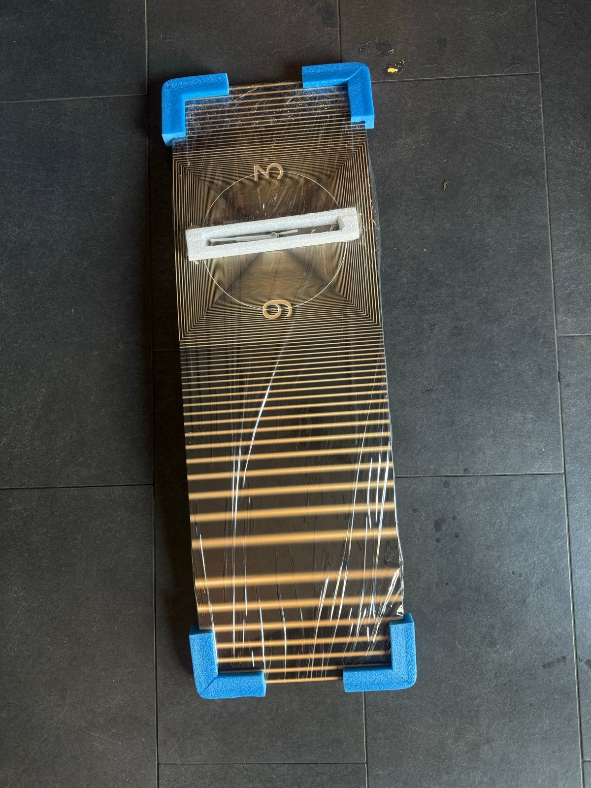 Moderne wandklok met optisch illusie design, Ophalen, Analoog, Nieuw, Stil uurwerk