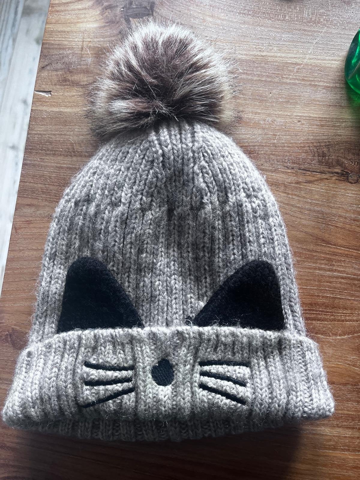 Leuke gebreide muts met kattenoortjes en pompon, Kleding | Dames, Hoeden en Petten, Ophalen of Verzenden, Zo goed als nieuw, One size fits all
