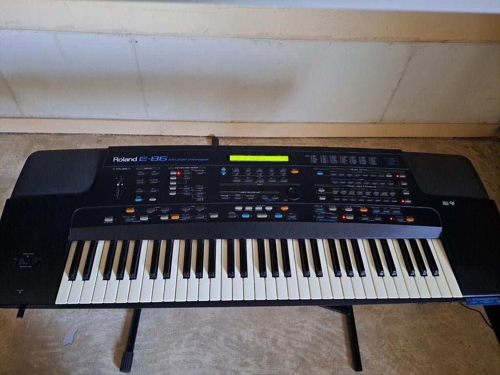 Roland E-86 Intelligent Synthesizer met standaard, Ophalen, 61 toetsen, Gebruikt, Roland