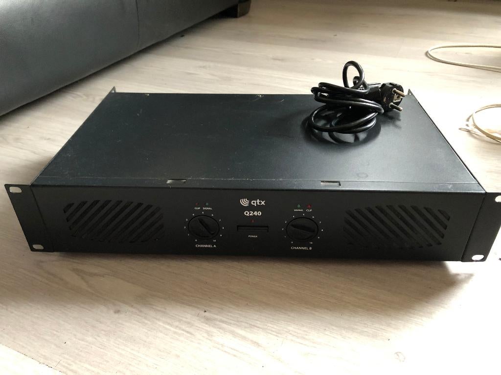Qtx Sound Q240 stereo mosfet PA versterker 2x 120W, Overige merken, Ophalen of Verzenden, Zo goed als nieuw, 120 watt of meer