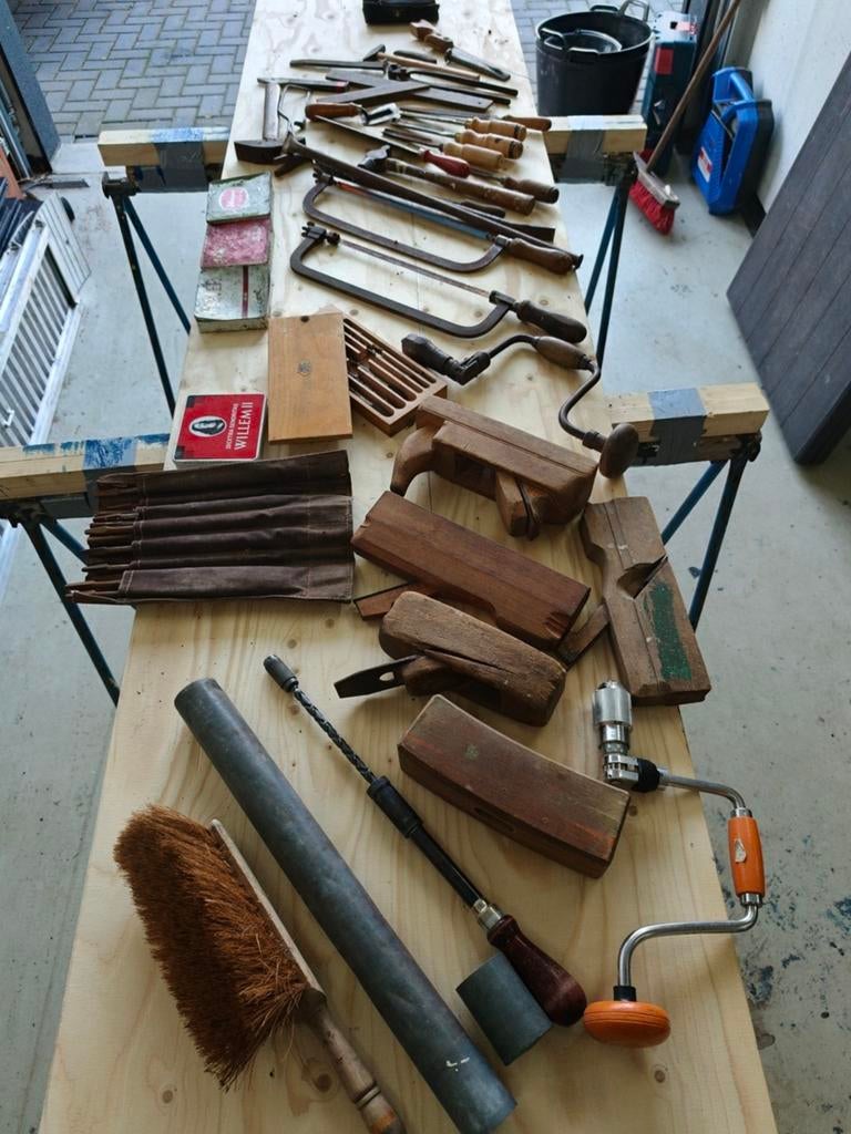 Houten kist met gereedschap en toebehoren., Ophalen