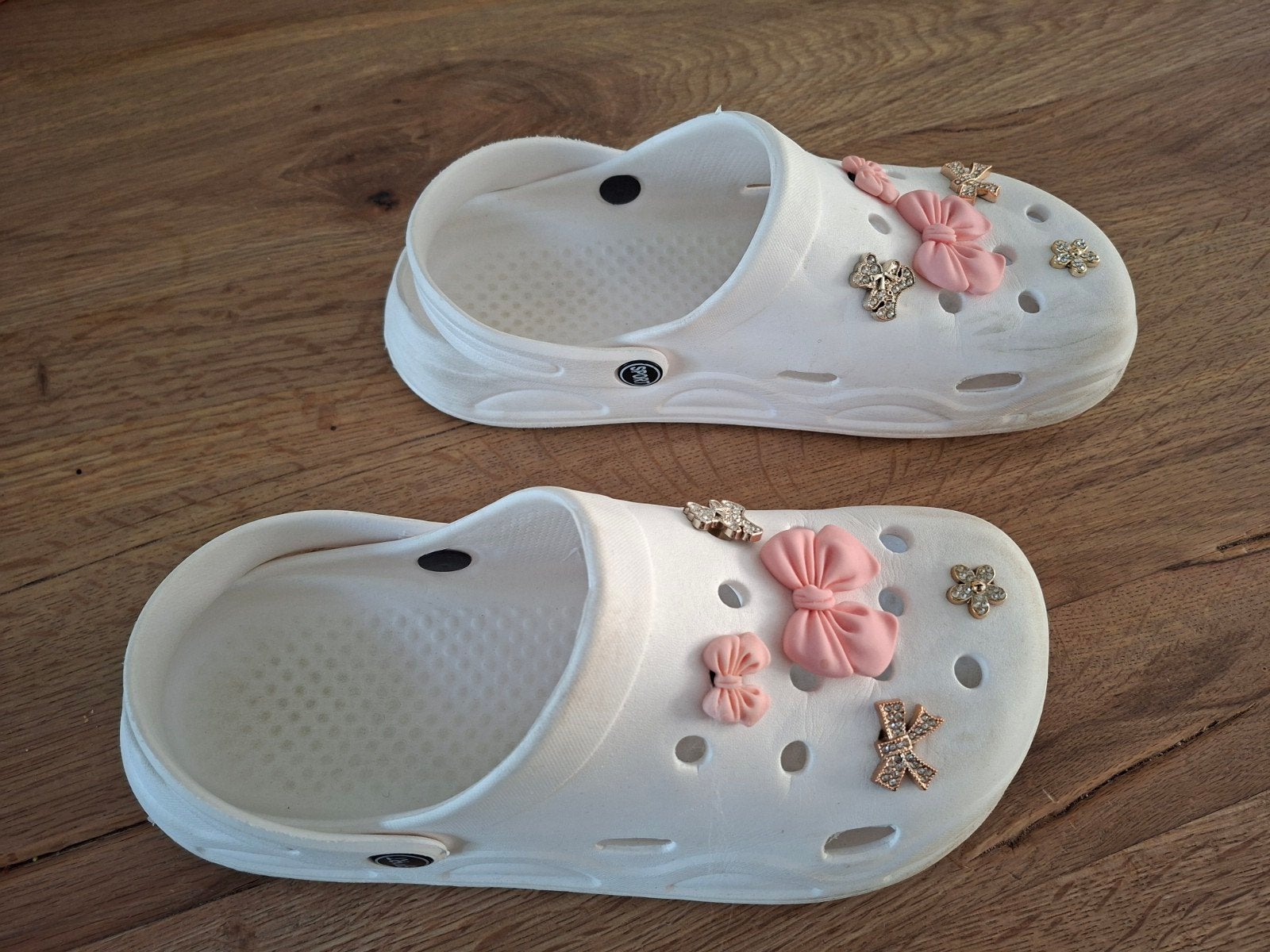 Crocs (niet origineel) wit met studs maat 40/41, Ophalen, Zo goed als nieuw, Wit, Sneakers of Gympen