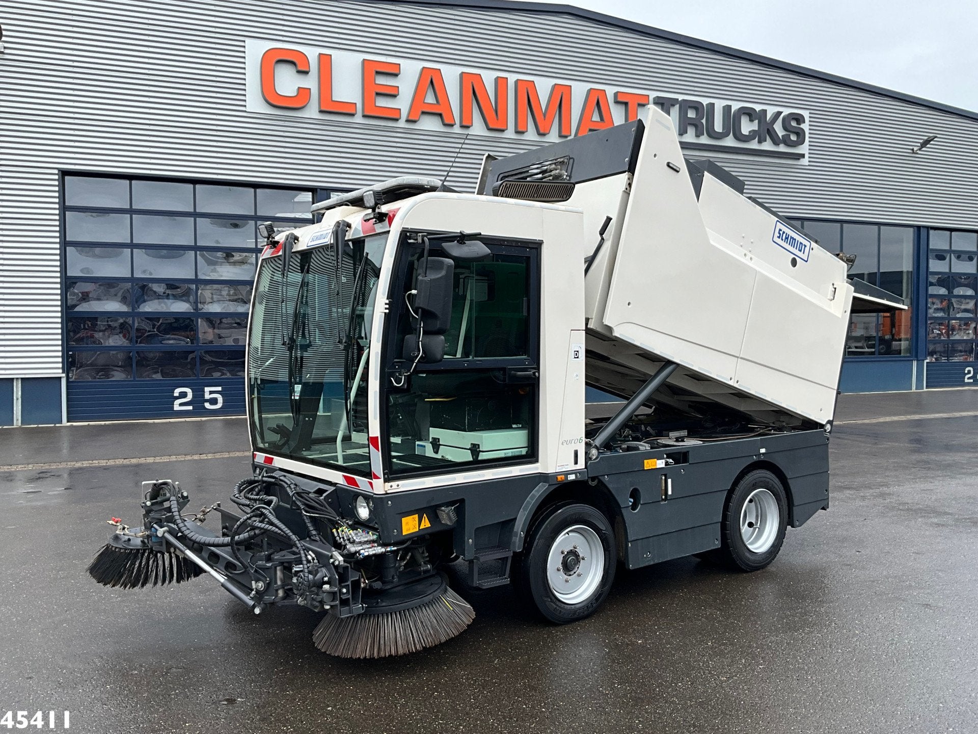 Schmidt Cleango 500 Compact Euro 6 with 3-rd brush, Achterwielaandrijving, Diesel, 2 stoelen, Geïmporteerd