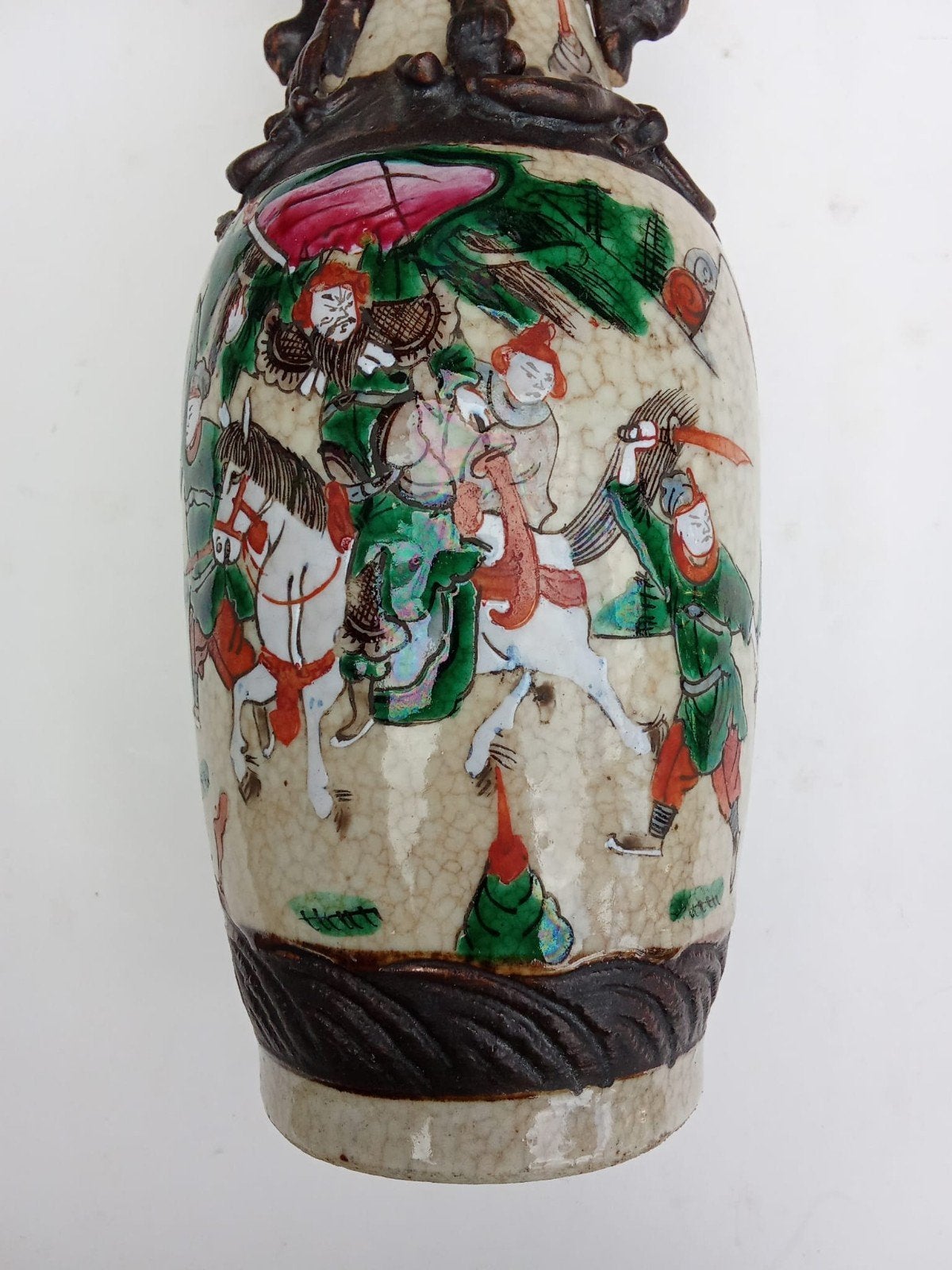 Antiek Chinees vaasje met gedetailleerde decoratie - 26 cm, Antiek en Kunst, Ophalen of Verzenden