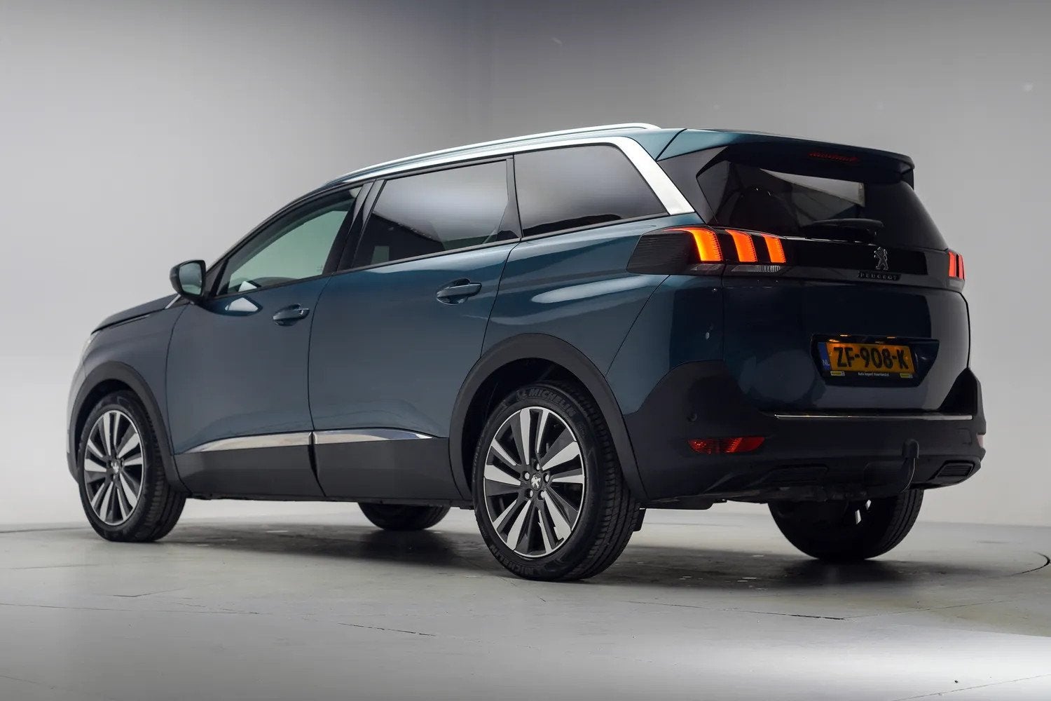 Peugeot 5008 1.2 PureTech Allure 7-pers. [ Navi+Carplay Came, Auto's, Peugeot, Gebruikt, 1295 kg, 1199 cc, 7 stoelen