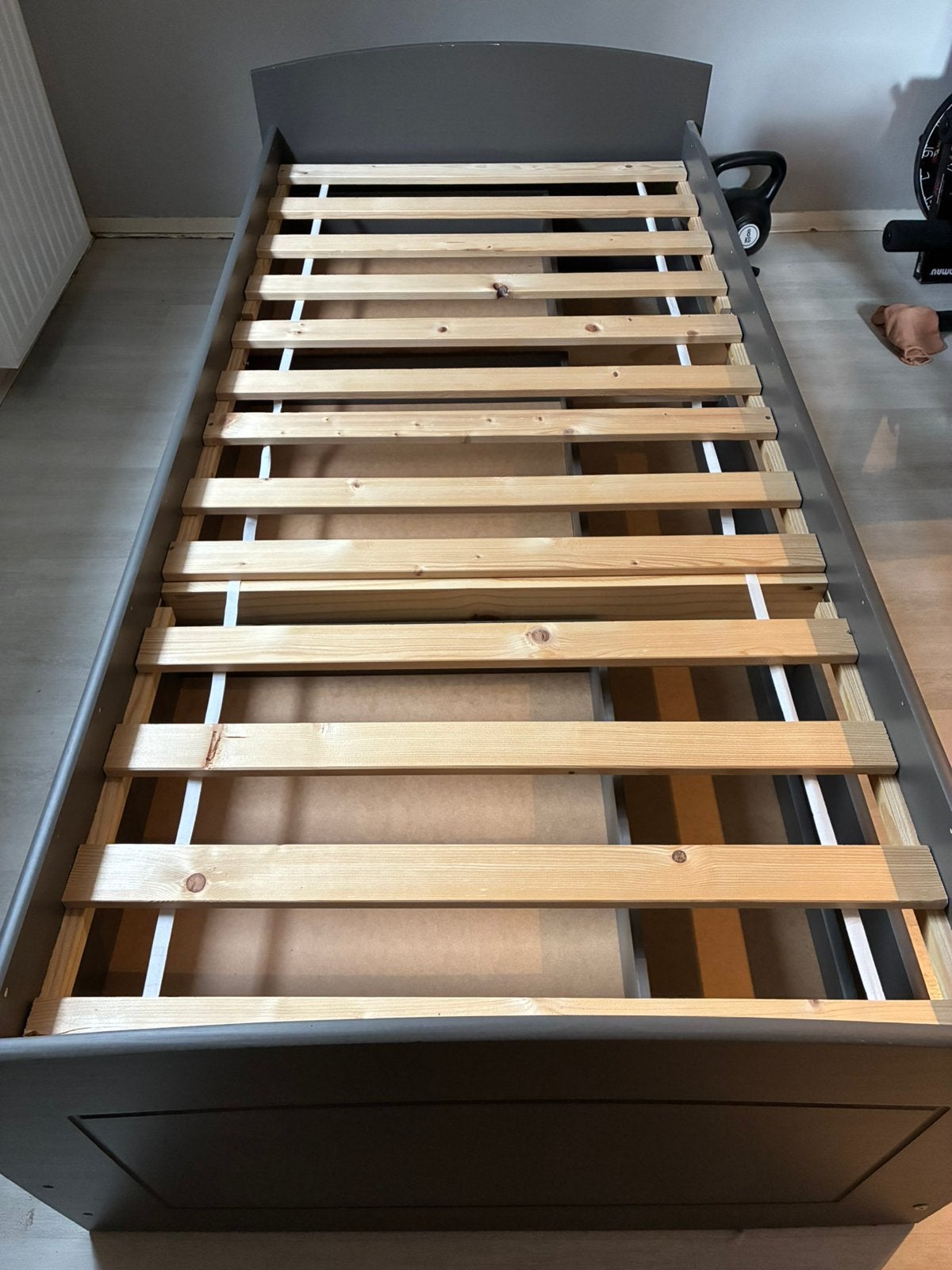 Een persoons grijs bed ‘Quattro’ met bedlade en 3 lades, Ophalen, Gebruikt, 90 cm, Eenpersoons