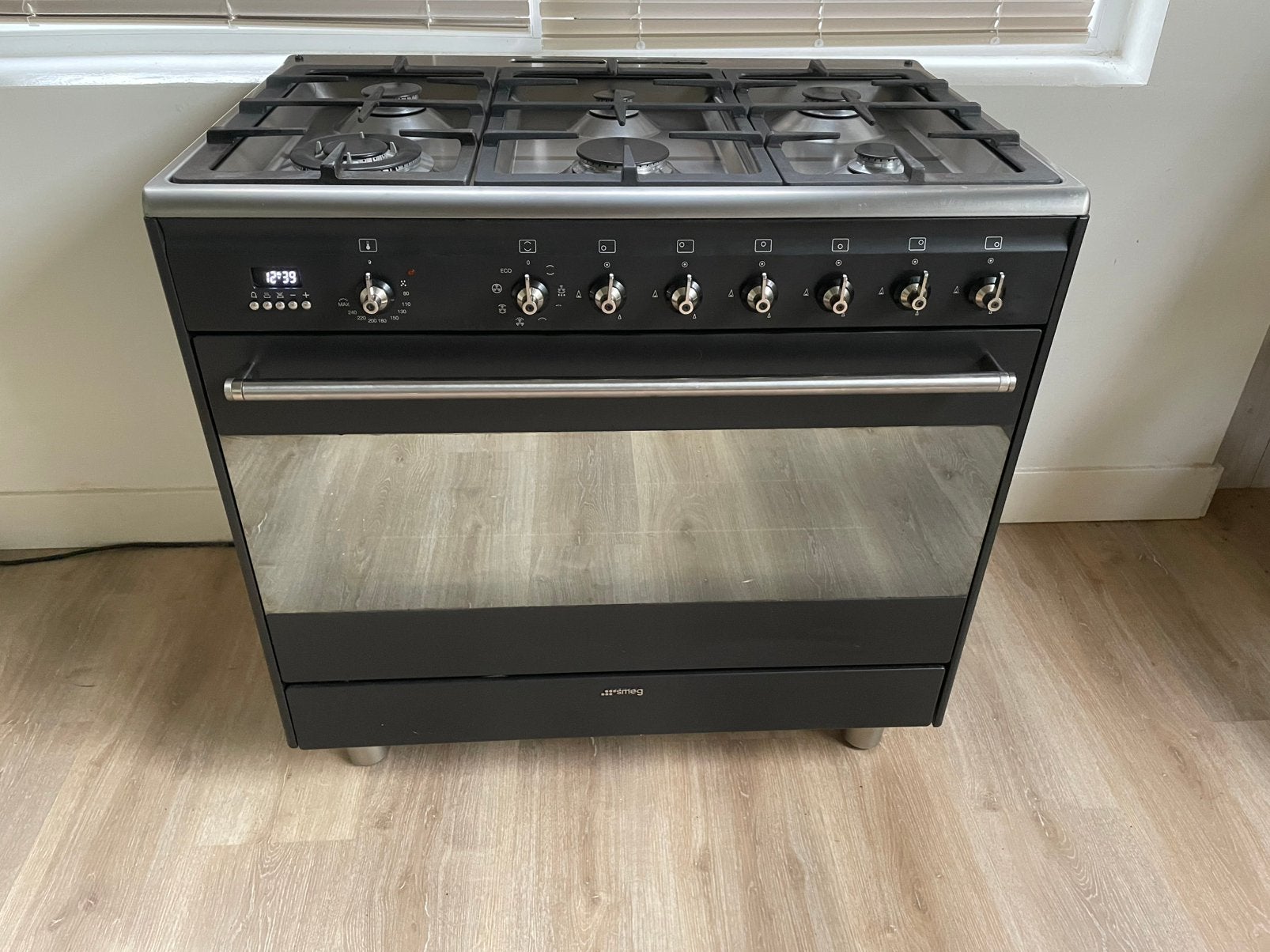 Smeg fornuis 6 pits wok heteluchtoven zwart 90 cm, Ophalen, 60 cm of meer, Zo goed als nieuw, Energieklasse A of zuiniger