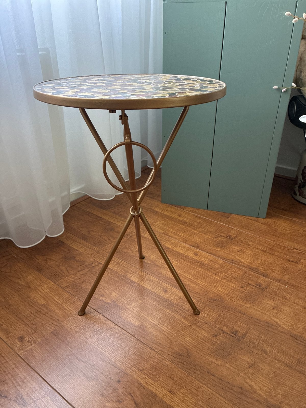 Gouden bijzettafel met mozaïek blad, Ophalen, Minder dan 55 cm, Gebruikt, Metaal of Aluminium