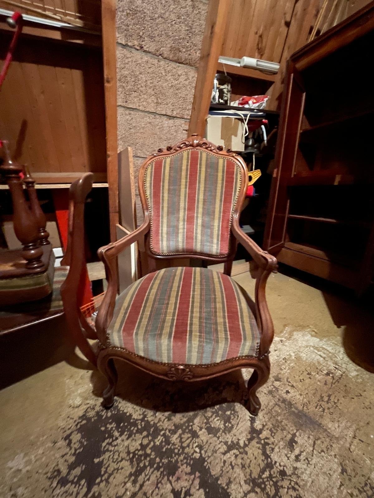5 antieke stoelen: 4 eetkamerstoelen en 1 fauteuil, Ophalen