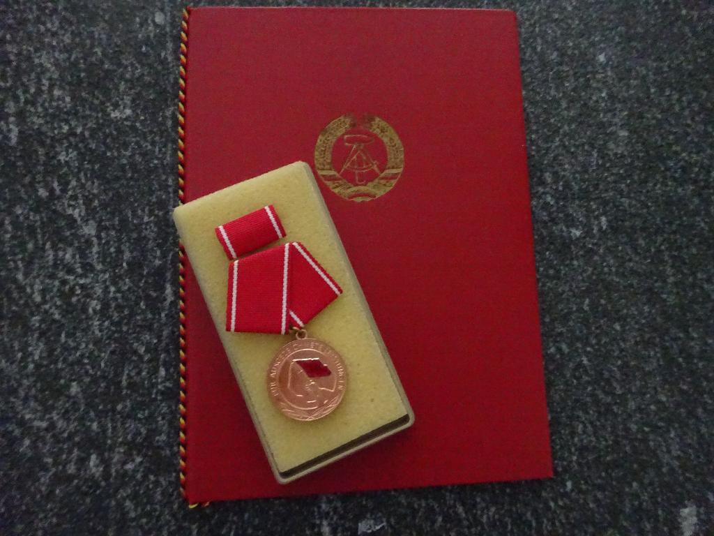 DDR:  Ausgezeichnete Leistungen Kampfgruppen, Verzamelen, Militaria | Algemeen, Ophalen of Verzenden, Landmacht, Duitsland, Embleem of Badge