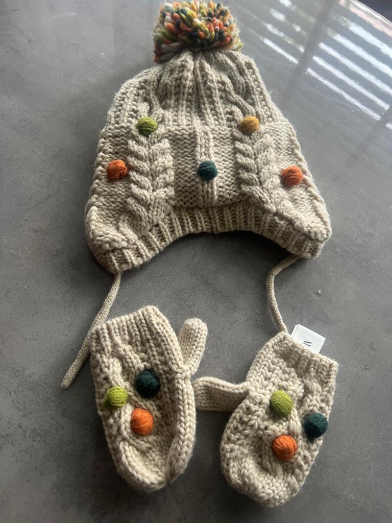 Zara gebreide muts en wanten set met pompons, Kinderen en Baby's, Ophalen of Verzenden, Zo goed als nieuw, Jongetje of Meisje