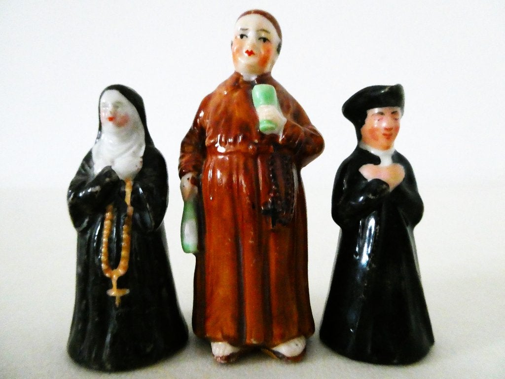 3 Antiek porseleinen beeldjes van een non dominee en monnik, Ophalen of Verzenden