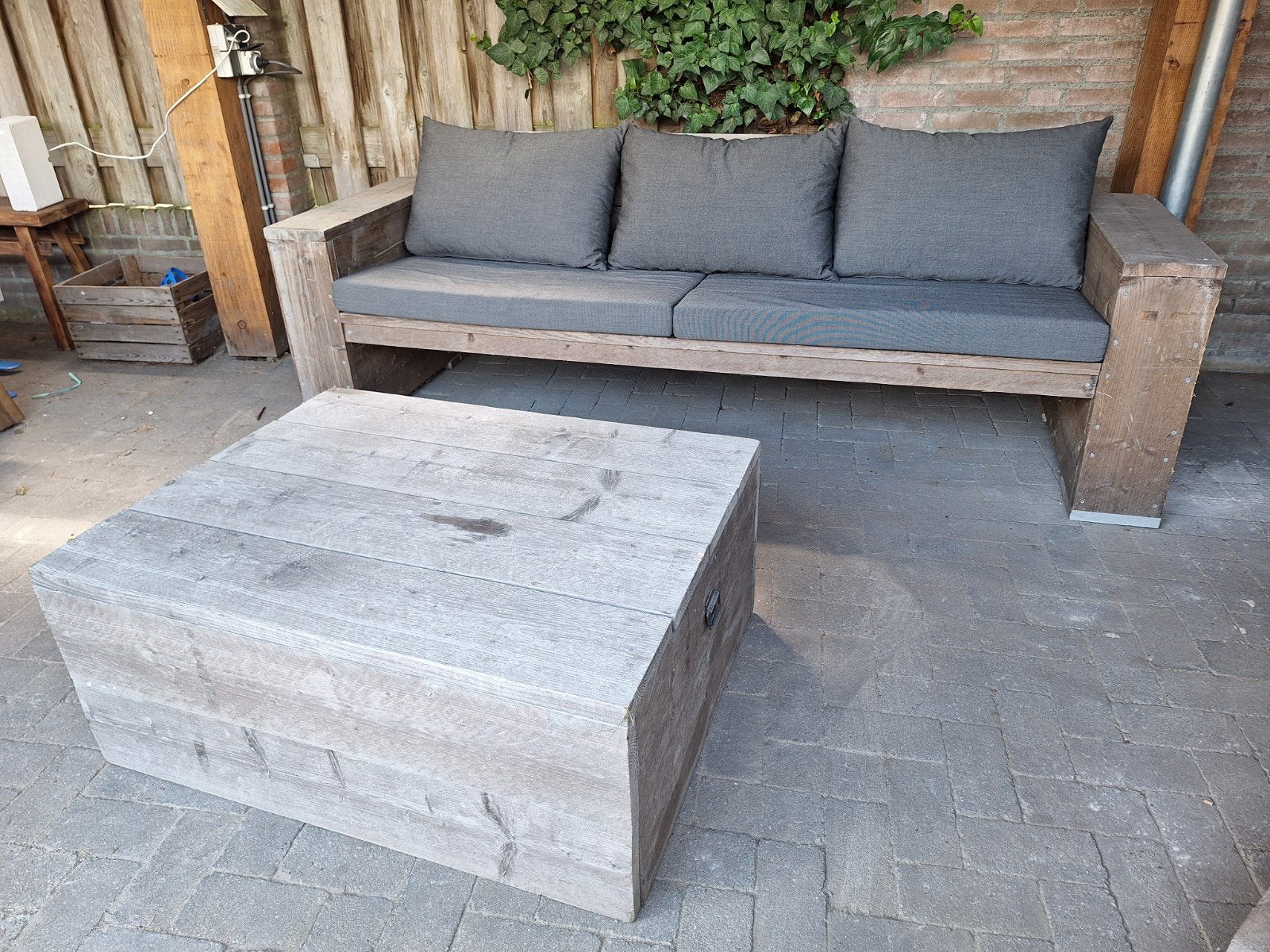 Steigerhouten bank met op maat gemaakte kussens en tafel, Ophalen, Gebruikt, 3 zitplaatsen, Steigerhout