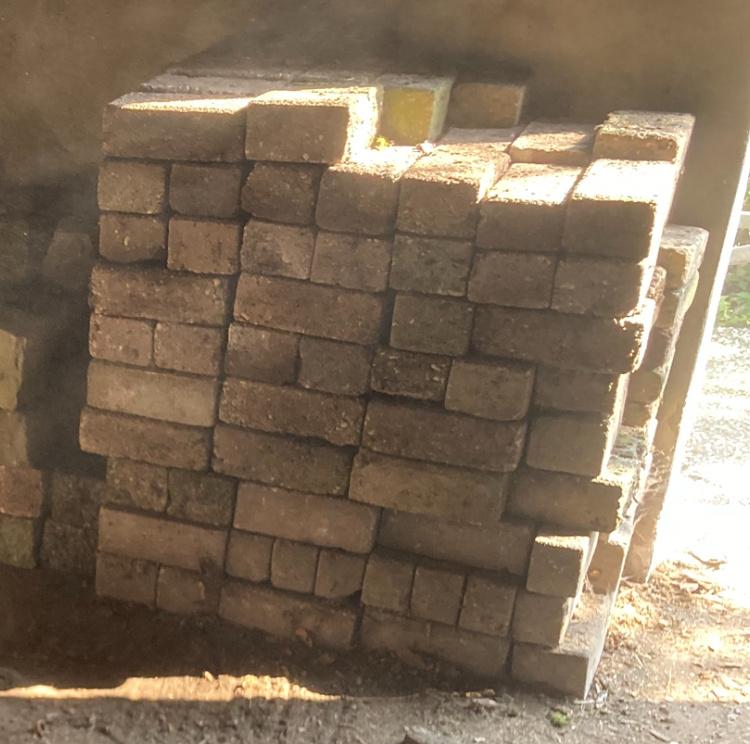 GRATIS - Ongeveer 300 betonklinkers - Kan per stuk, Ophalen, Gebruikt, Klinkers, 5 tot 10 m²