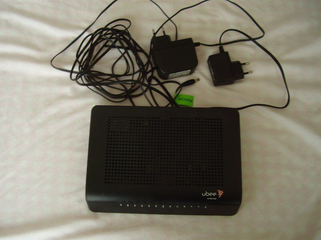 modem ziggo internet ontvangst tv kabel ubee antenne mancave, Computers en Software, Ophalen of Verzenden, Zo goed als nieuw, Router met modem