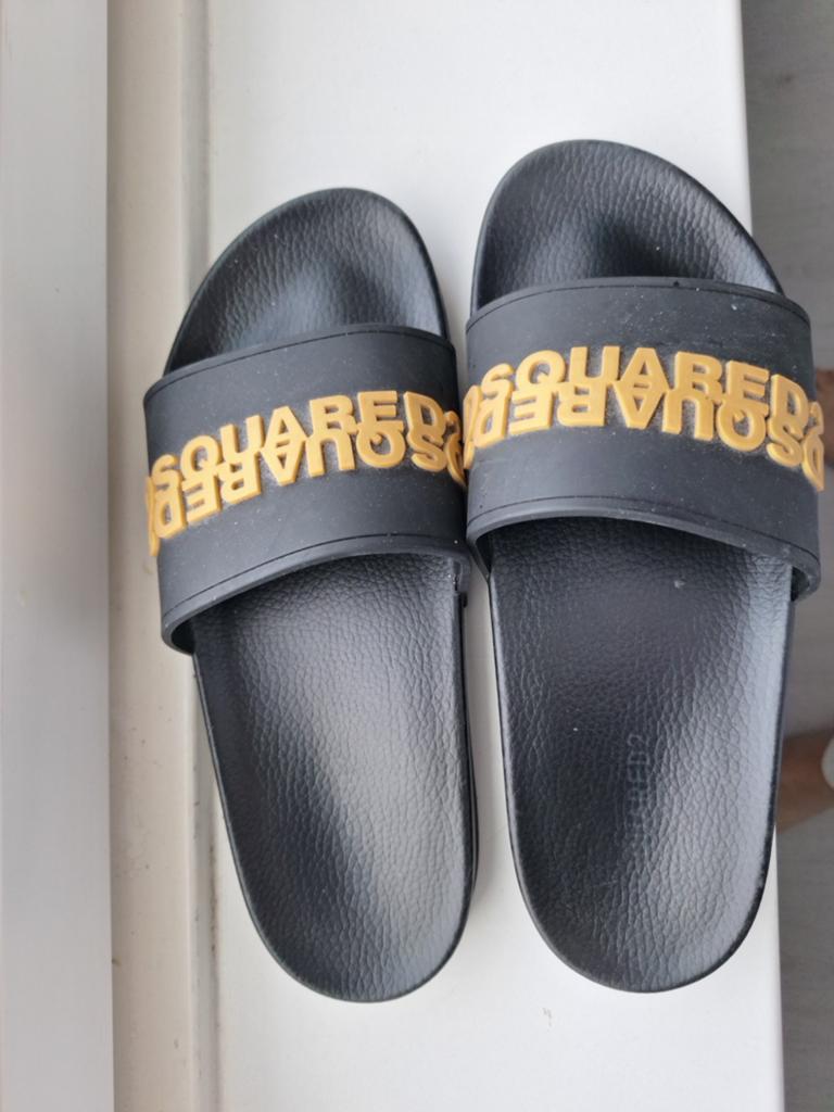 Dsquared2 slippers zwart met goud logo, Kleding | Dames, Schoenen, Ophalen of Verzenden