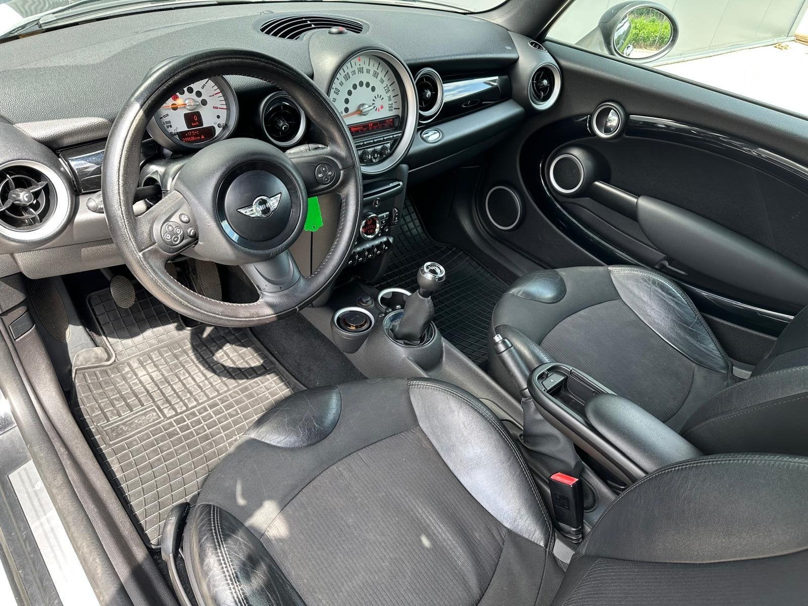 Mini Mini 1.6 ONE CHILI BJ012 ( NW-KOPPELING ) NW-APK, Voorwielaandrijving, Euro 5, Zwart, 4 cilinders