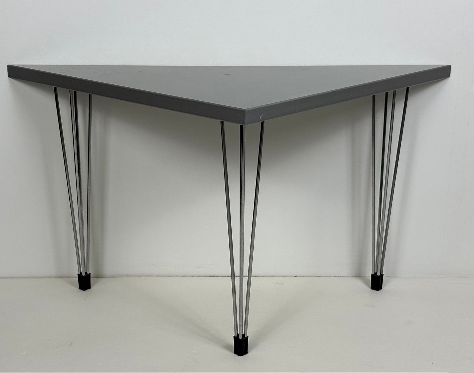Deens design Pin Age hoek/ bijzettafel grijs Arne Jacobsen, Huis en Inrichting, Tafels | Bijzettafels, Minder dan 45 cm, ., Zo goed als nieuw