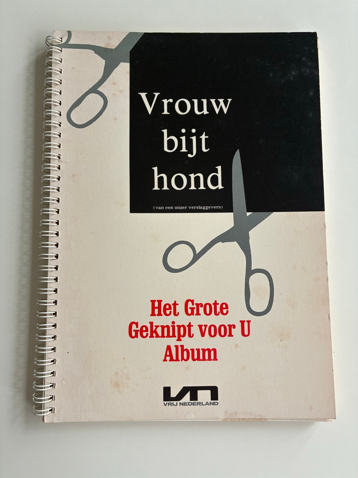 Vrouw bijt hond - Het Grote Geknipt voor U Album 1982, Boeken, Ophalen of Verzenden, Gelezen, Krant