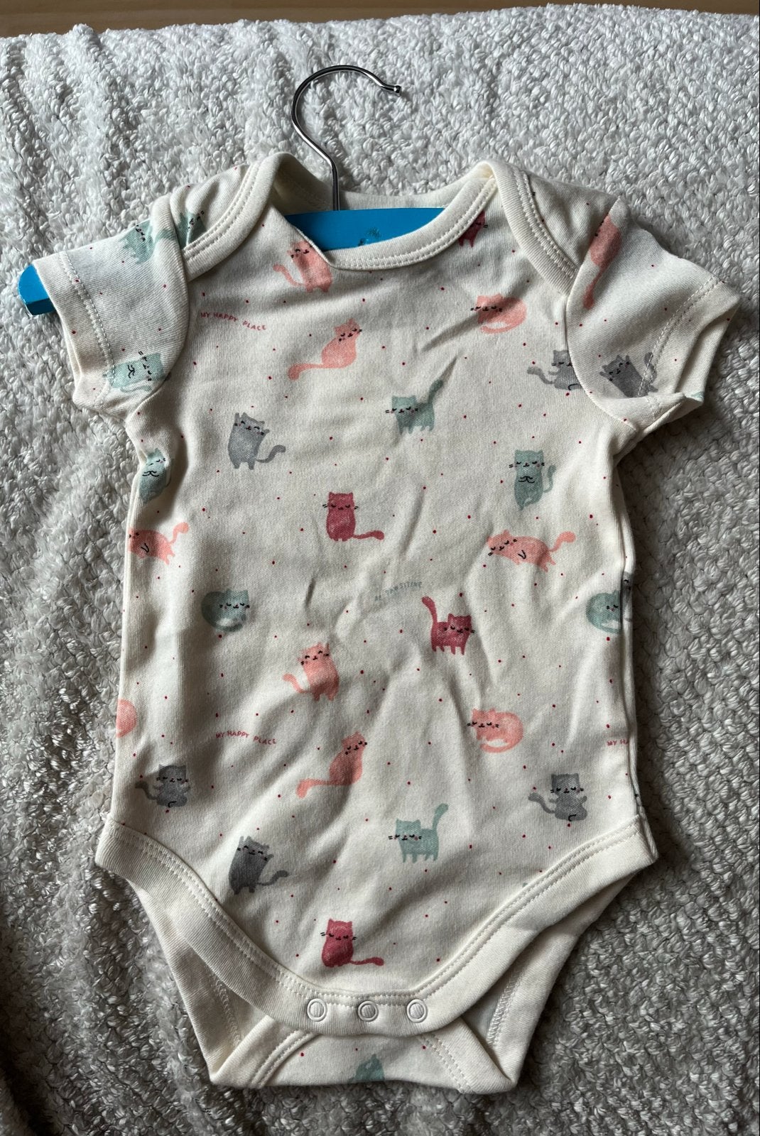 Schattige romper met katjes - Baby Club maat 68, Ophalen of Verzenden, Nieuw, Jongetje of Meisje, Nacht- of Onderkleding
