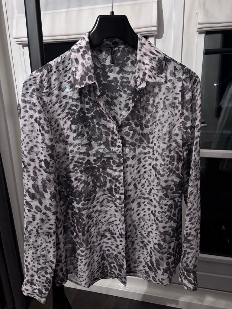 Guess blouse panterprint lila grijs maat S, Ophalen of Verzenden, Gedragen, Maat 36 (S), Grijs