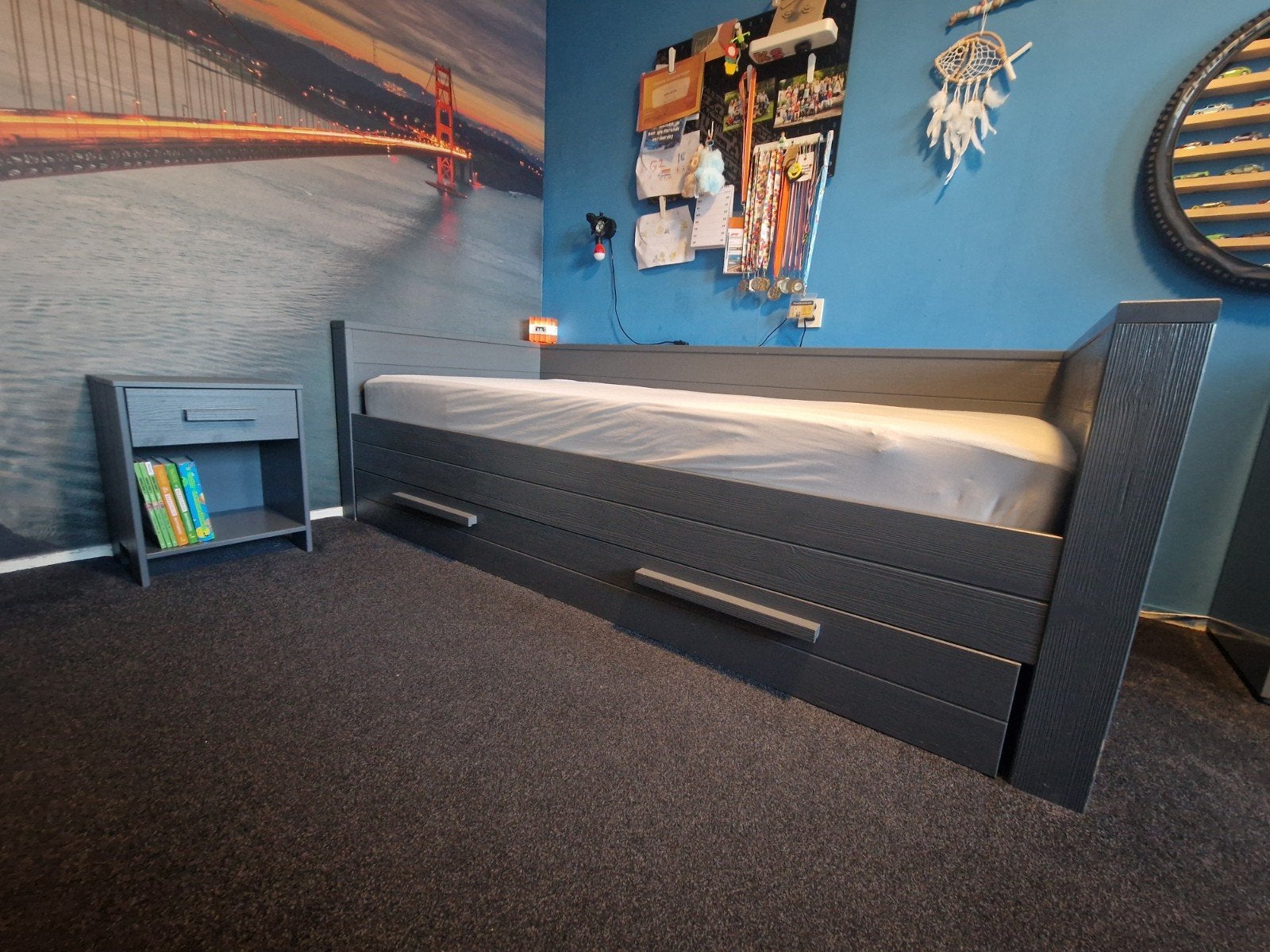 Woood Dennis Bed en Nachtkastje - Steel Grey, Ophalen, 85 tot 100 cm, Gebruikt, Lattenbodem