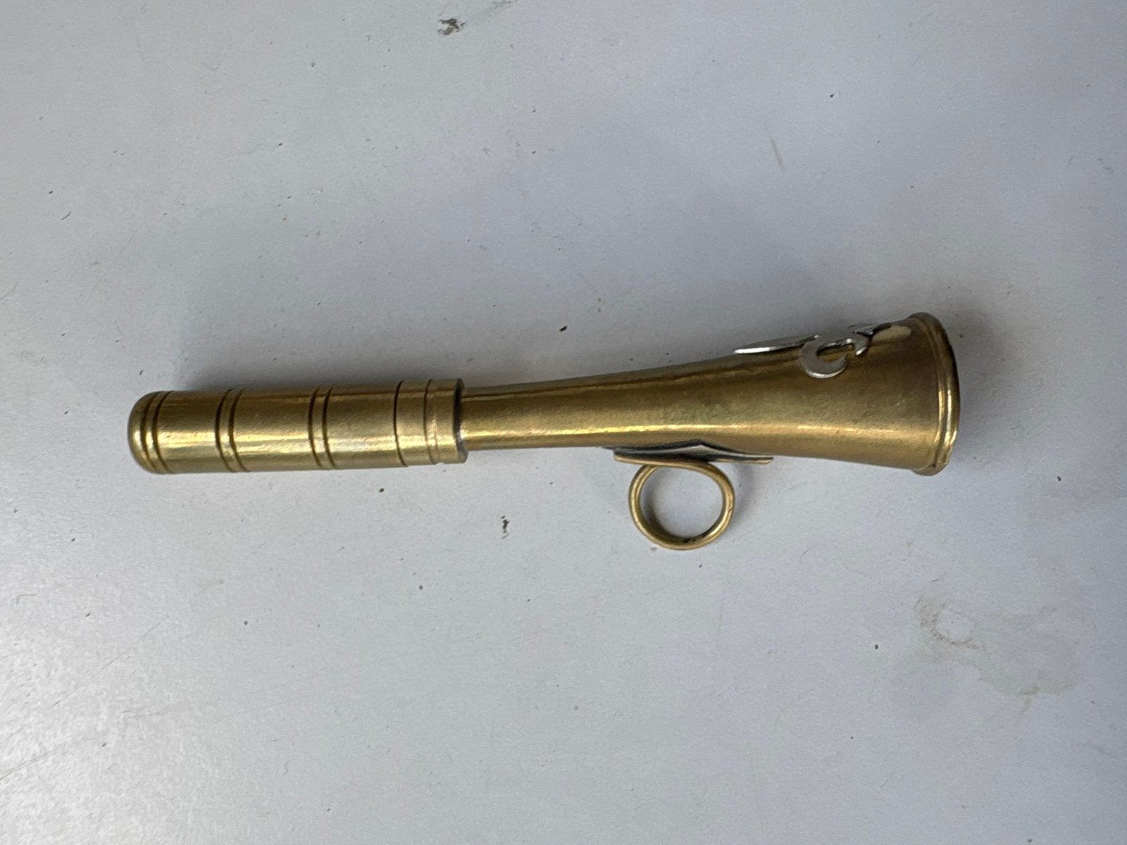 Kleine messing signaalhoorn met fleur-de-lis ornament, Muziek en Instrumenten, Blaasinstrumenten | Trompetten, Verzenden, Zo goed als nieuw