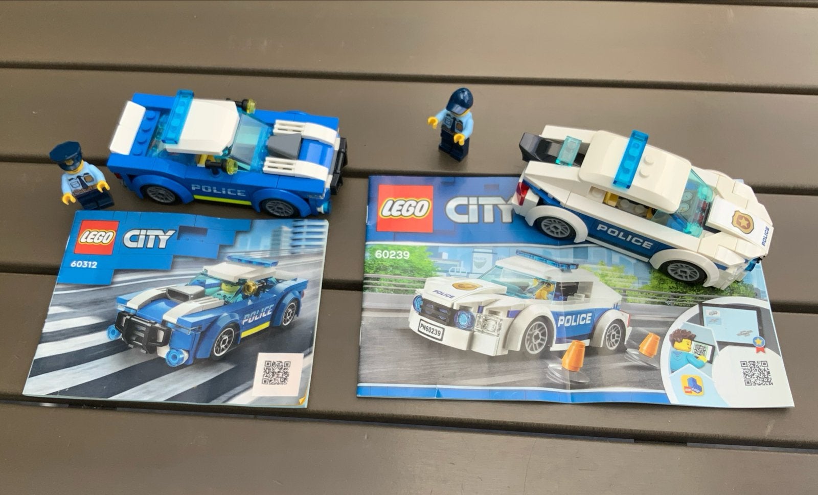 2 Lego City Politieauto's met minifiguren en boekjes, Ophalen of Verzenden, Gebruikt