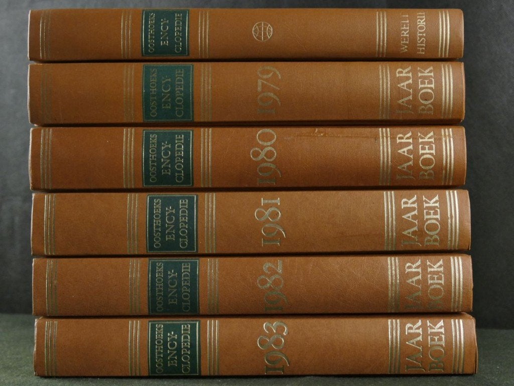 5x Oosthoeks encyclopedie jaarboeken + 1x wereldhistorie, Ophalen, Gelezen