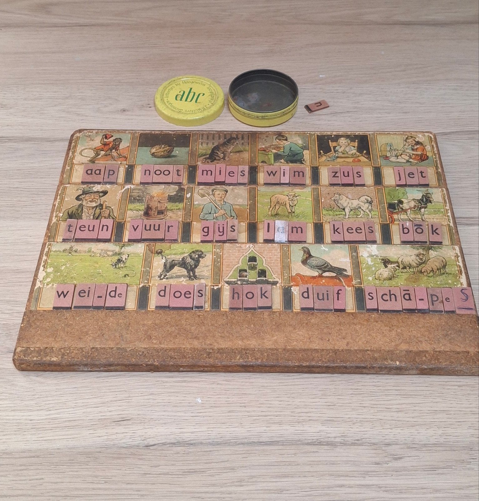 Vintage Hoogeveense leesplank met letters., Ophalen of Verzenden, Gebruikt