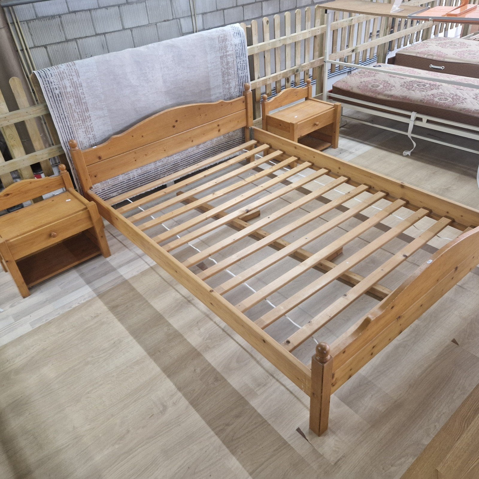 Houten tweepersoonsbed met nachtkastjes (145x210 cm), Gebruikt, Bruin, 210 cm, Onbekend