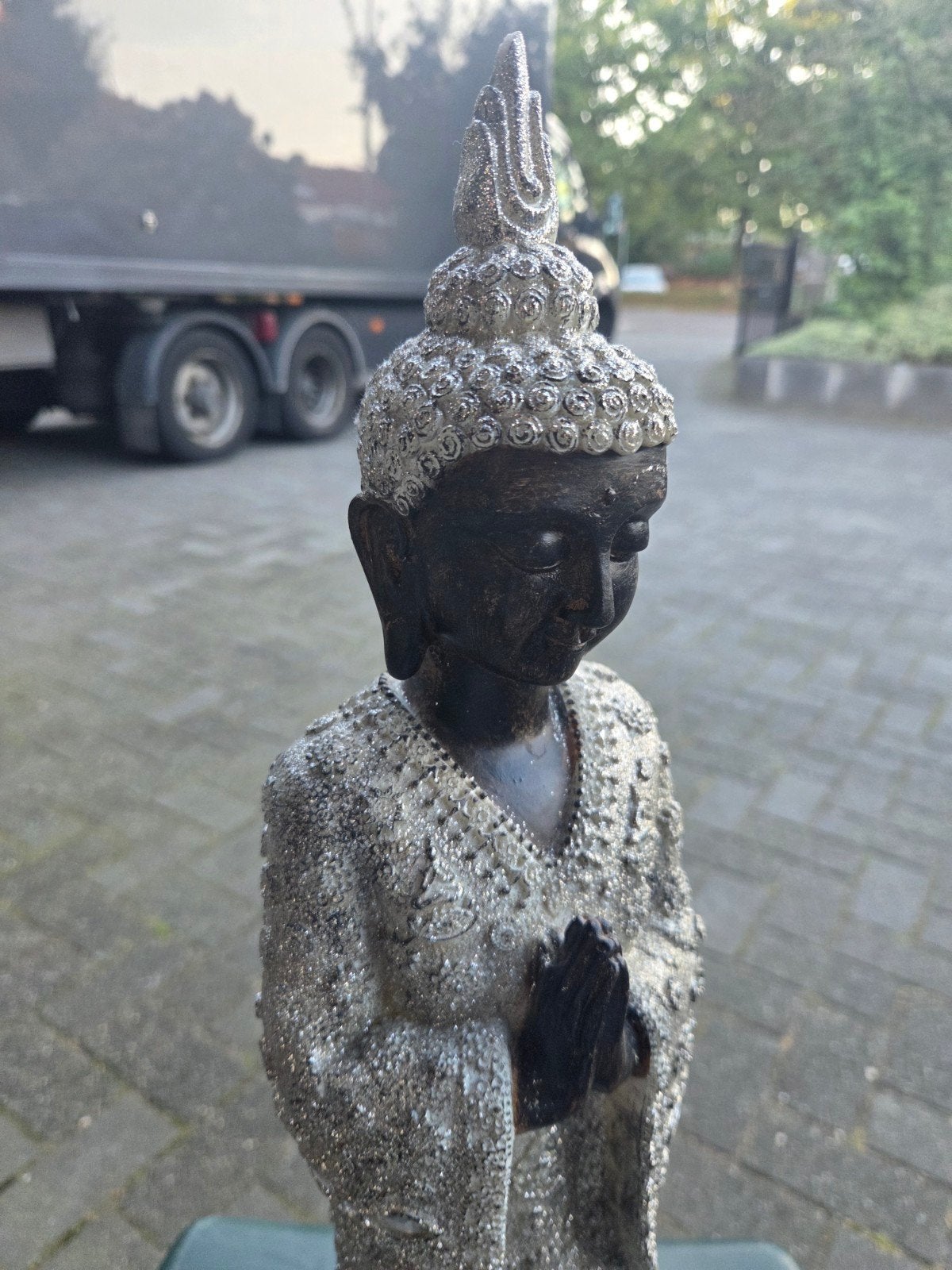 Boeddha beeld - Zilverkleurig met reliëf - 40 cm hoog, Met reliëf, Gebruikt, Ophalen of Verzenden, Zilver