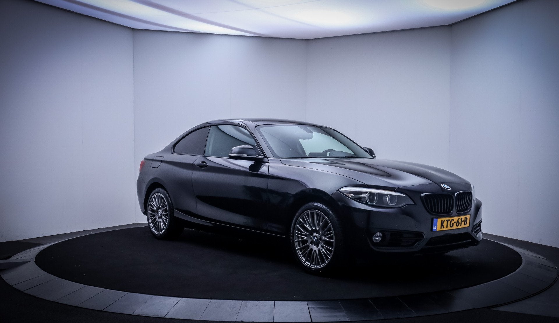 BMW 2 Serie Coupé 218iA SPORTLINE FULL LED | CAMERA | STOEL, Gebruikt, Zwart, 3 cilinders, 1300 kg