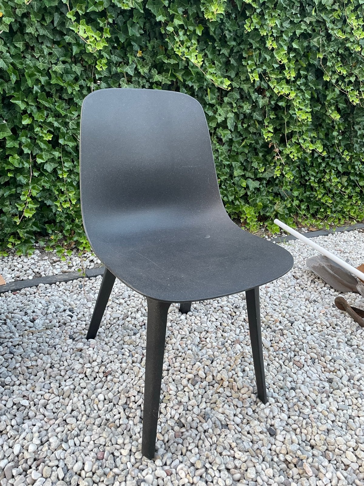 Moderne zwarte Ikea stoel - Ideaal voor binnen of buiten, Huis en Inrichting, Stoelen, Ophalen, Kunststof, Gebruikt, Zwart