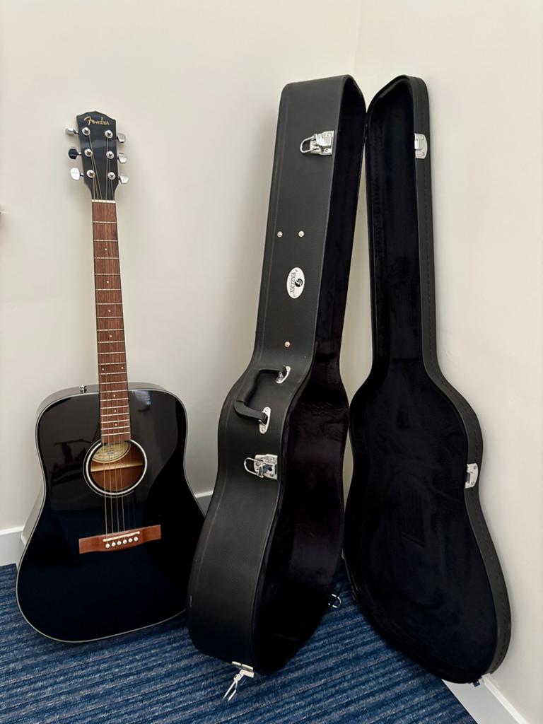Fender western gitaar + koffer + muurbeugel (bijna NIEUW), Ophalen, Zo goed als nieuw, Western- of Steelstringgitaar, Met koffer