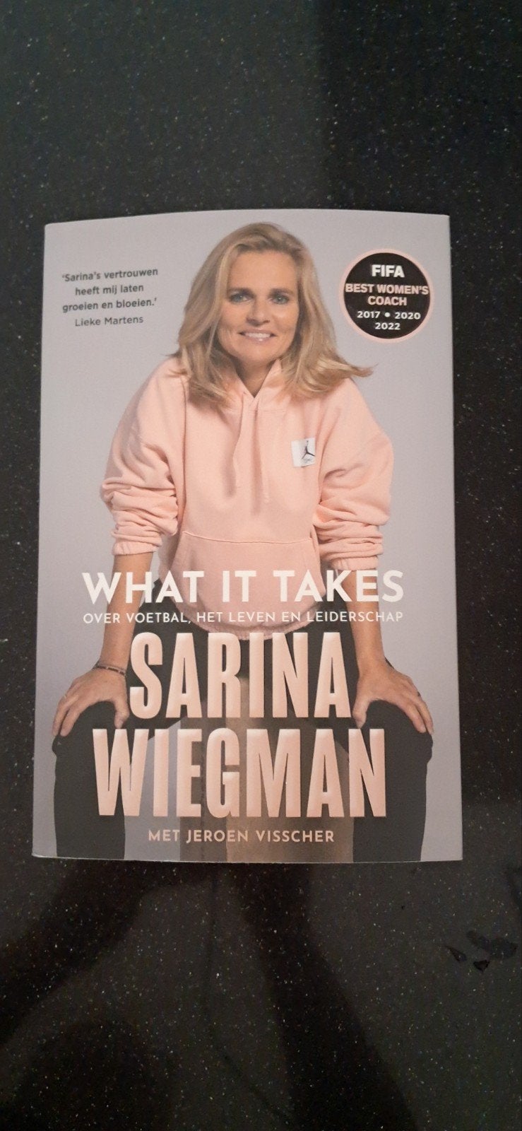 boek: What it takes van Sarina Wiegman, Ophalen of Verzenden, Zo goed als nieuw, Mode algemeen