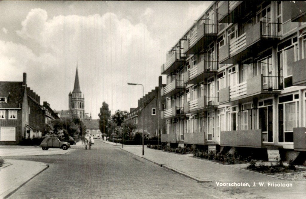 Voorschoten - J.W. Frisolaan - Straatbeeld met kerk, Ophalen of Verzenden, 1960 tot 1980, Gelopen, Zuid-Holland