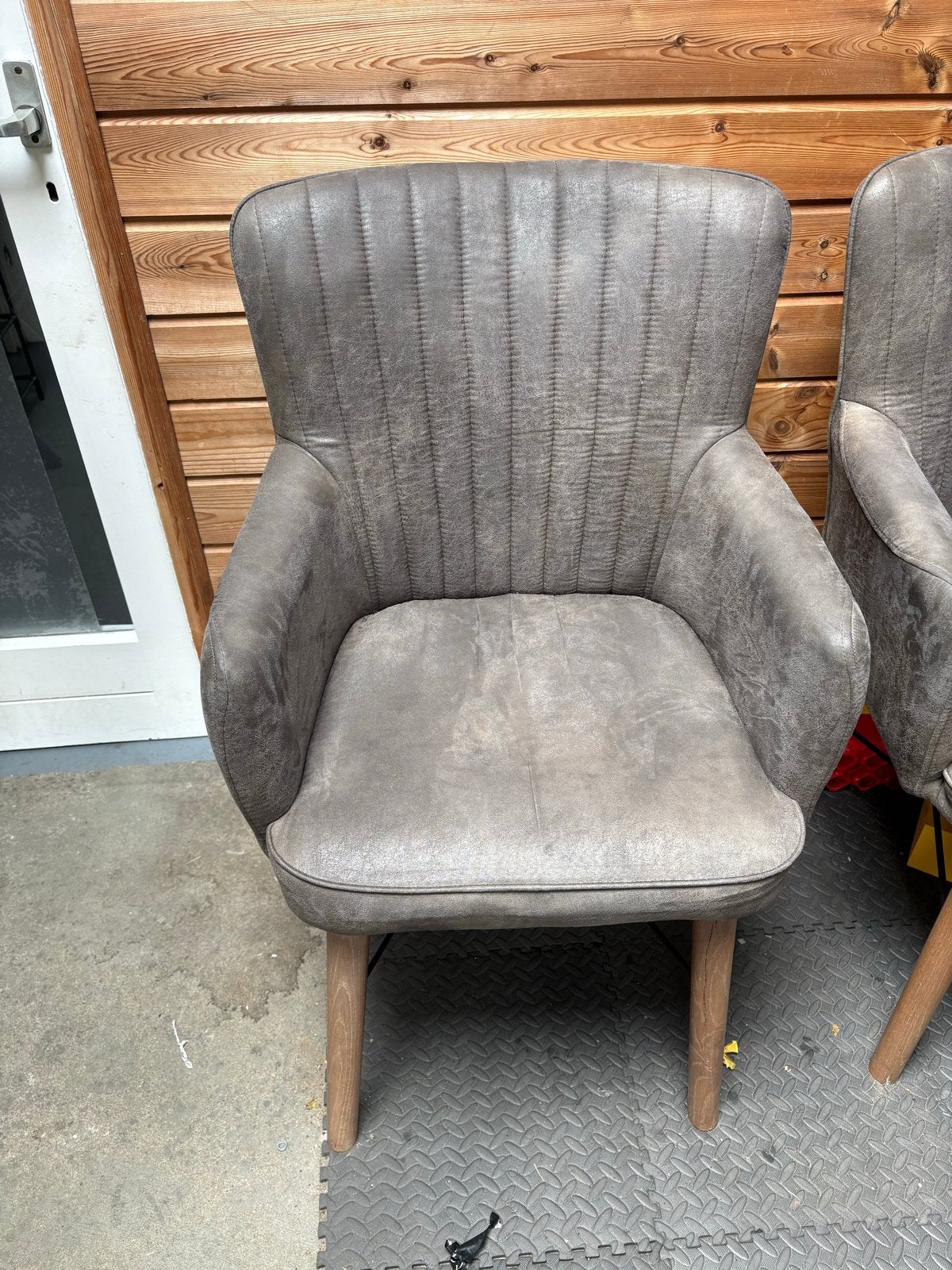2x Comfortabele grijze stoelen met houten poten, Ophalen, Gebruikt, Twee, Grijs