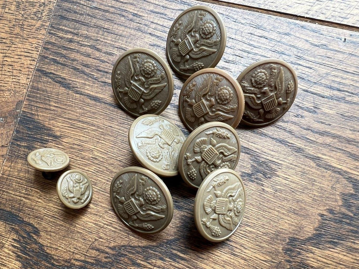 WO2 Amerikaans lot knopen plastic economy overjas etc, Amerika, Verzenden