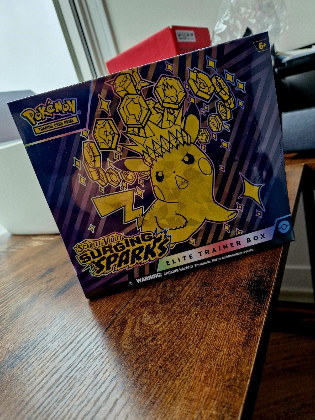Pokémon TCG - Elite Trainer Box (Surging Sparks) mint., Hobby en Vrije tijd, Verzamelkaartspellen | Pokémon, Ophalen of Verzenden
