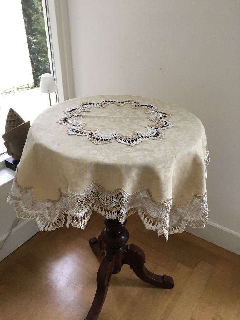Gehaakt tafelkleed voor kleine ronde tafel, Verzenden, Rond, Zo goed als nieuw, Beige